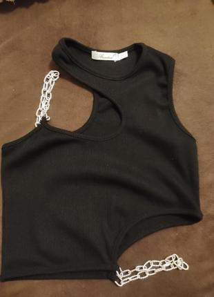 Топ рубчик с декоративной цепочкой
