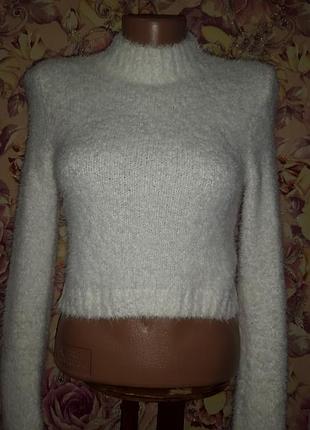 Белый пушистый укороченный свитер