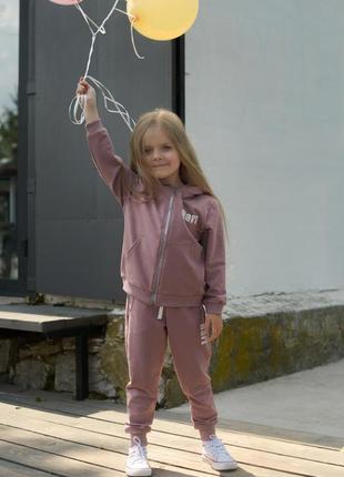 Дуже красивий легкий спортивний костюм з штанами ніжного кольору