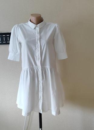 Белое хлопковое платье-рубашка с пышным низом