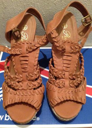 Легкие удобные летние босоножки на танкетке peacocks