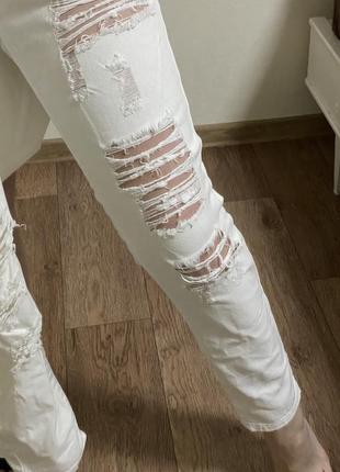 Белые джинсы с порезами1 фото