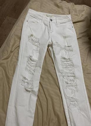 Белые джинсы с порезами3 фото