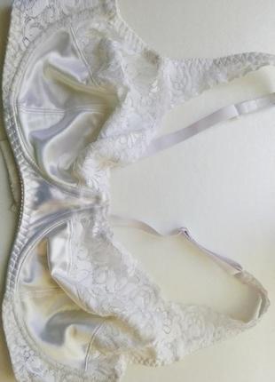Бюстик атласный с кружевом.