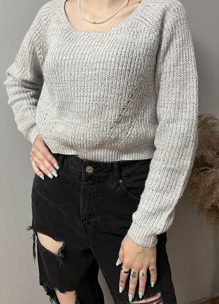 Вязаный укороченный свитер серого цвета1 фото