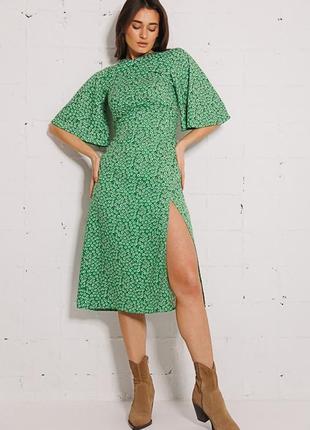 Платье миди с короткими расклешенными рукавами зеленое в цветочки1 фото