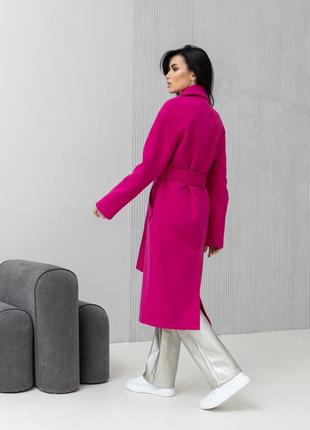 Яркое длинное женское малиновое демисезонное пальто из шерстяной ткани10 фото