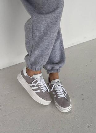 Женские замшевые кеды на платформе adidas gazelle bold grey/white6 фото