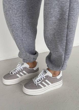 Женские замшевые кеды на платформе adidas gazelle bold grey/white1 фото