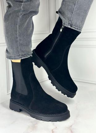 Женские челси ботинки черного цвета замшевые зимние натуральный мех в наличии 41 42р