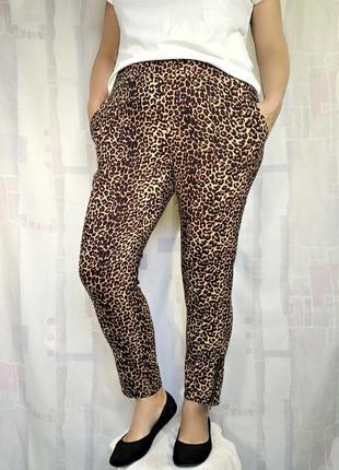 Легкие брюки на резинке с молниями на штанинах