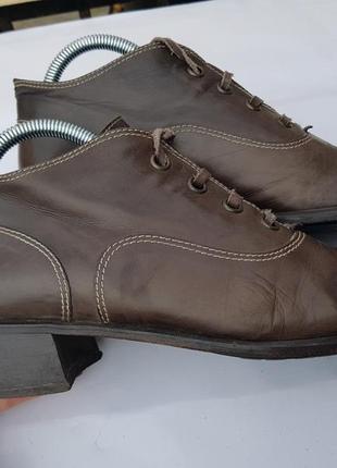 Добротные стильные базовые кожаные итальянские ботинки на широких каблуках 386 фото