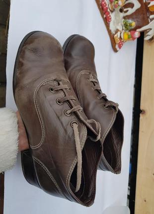 Добротные стильные базовые кожаные итальянские ботинки на широких каблуках 384 фото