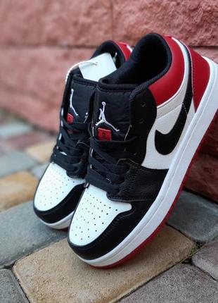 Чоловічі кросівки nike air jordan 1 low white black red джордан білого з чорним та червоним кольорів