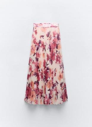 Плисированная юбка средней длинны с цветочным принтом4 фото