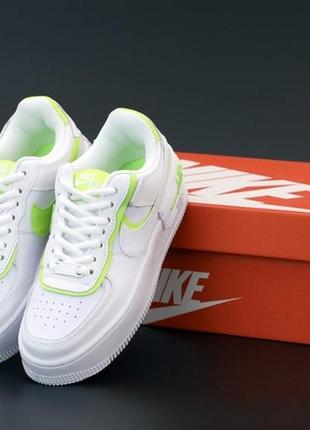 💚nike air force white light green💚женские кроссовки найк эир форс белые на платформе