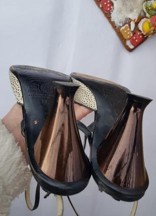 Красивные кожаные итальянские туфли босоножки в винтажном стиле с золотистыми каблуками7 фото