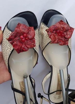 Красивные кожаные итальянские туфли босоножки в винтажном стиле с золотистыми каблуками2 фото