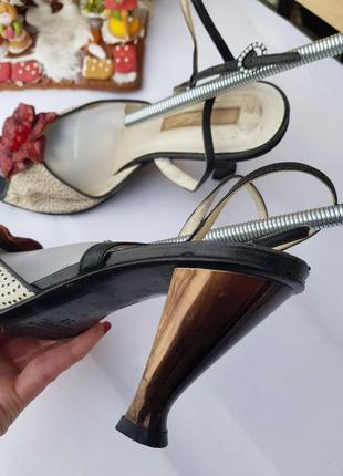 Красивные кожаные итальянские туфли босоножки в винтажном стиле с золотистыми каблуками5 фото