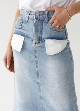 Женская джинсовая юбка миди с карманами наружу и разрезом6 фото
