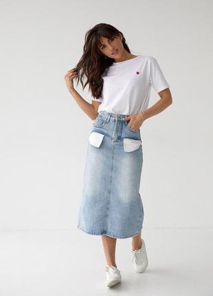 Жіноча джинсова спідниця міді з кишенями назовні та розрізом