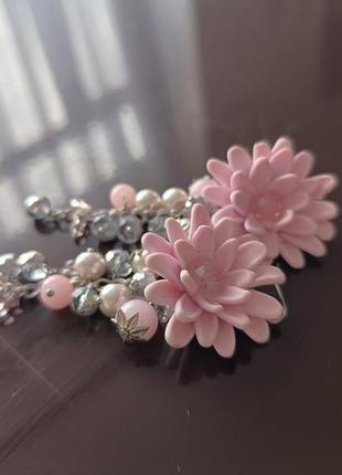 Нежные серьги с розовыми цветами и серебристыми камнями3 фото