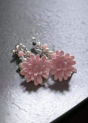 Нежные серьги с розовыми цветами и серебристыми камнями