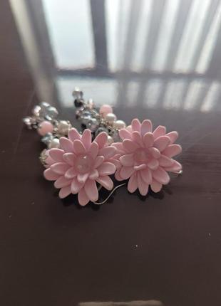 Нежные серьги с розовыми цветами и серебристыми камнями4 фото