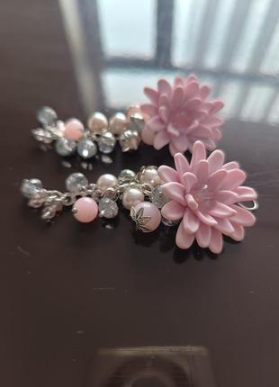 Нежные серьги с розовыми цветами и серебристыми камнями5 фото