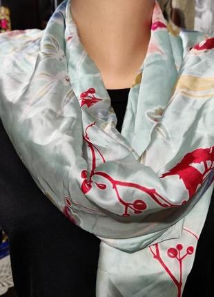 Яркая женская платок из шелка
