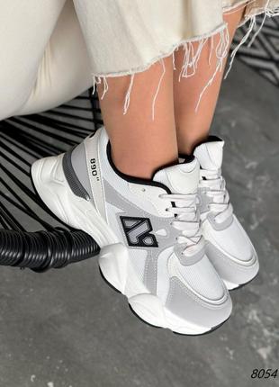 Білі сірі шкіряні кросівки з сіткою в сітку на грубій товстій масивній підошві платформі10 фото
