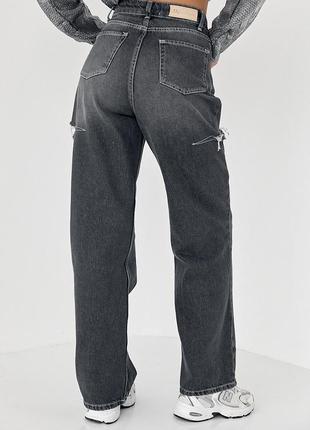 Широкие джинсы с разрезами на бедрах6 фото