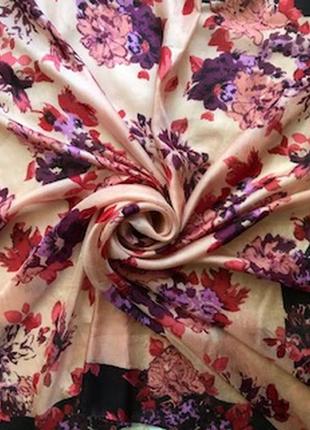 Красивый платок в цветы из натурального шелка