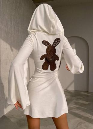 Оксамитова сукня з капішоном рукавами кльош і нашивкою на спині кролик