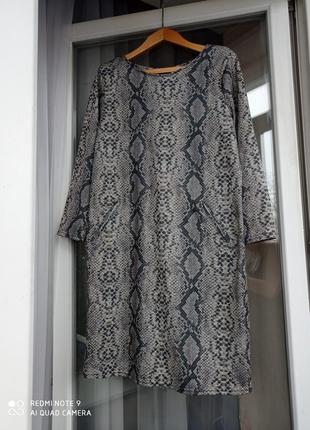 Платье миди в змеиный принт с карманами1 фото