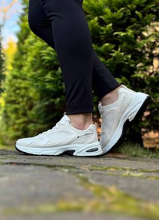 Кроссовки женские