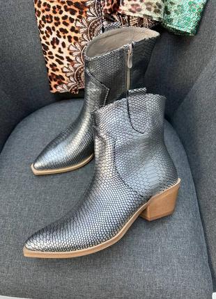 Сріблясті срібло шкіряні чоботи козаки короткі ковбойки багато кольорів на вибір