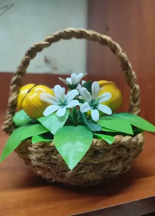 Корзинка з білими квітами та грушею