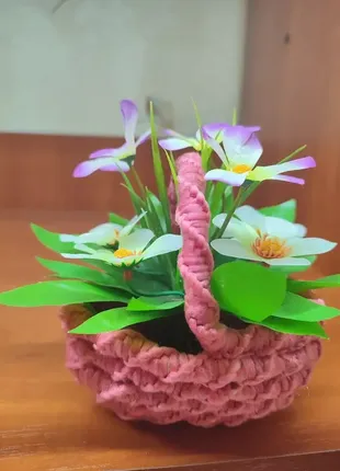 Розовая корзинка с цветами