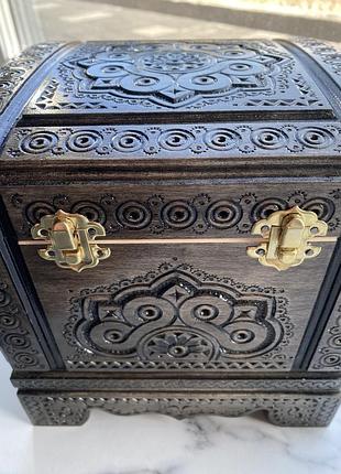 Большой деревянный ларь, ручная работа