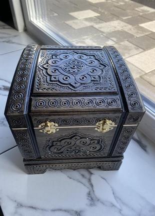 Большой деревянный ларь, ручная работа