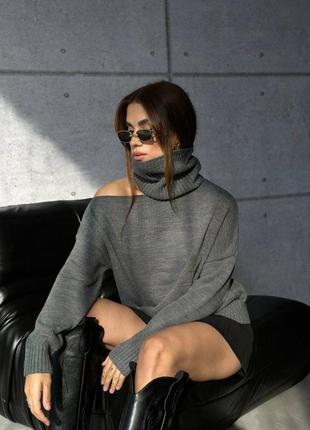 Жіночий светр з відкритим плечем оверсайз сірий світер з високим горлом і розрізом oversize 42-481 фото