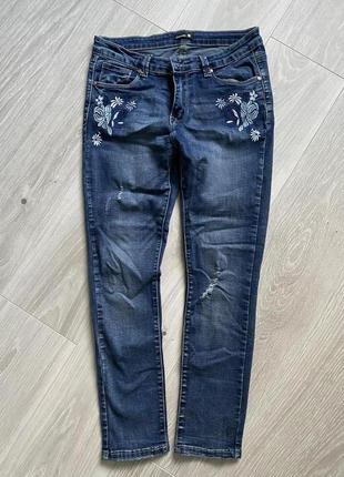 Рваные джинсы с вышивкой zara