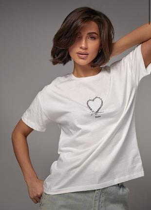 Женская футболка украшена сердцем из бисера и страз