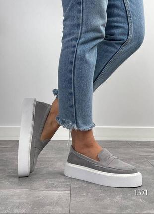 Серые женские лоферы туфли на высокой подошве утолщенной из натуральной замши