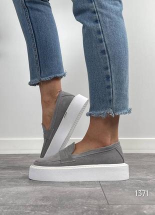 Серые женские лоферы туфли на высокой подошве утолщенной из натуральной замши