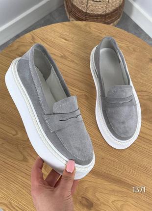 Серые женские лоферы туфли на высокой подошве утолщенной из натуральной замши