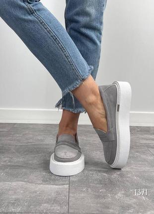 Серые женские лоферы туфли на высокой подошве утолщенной из натуральной замши