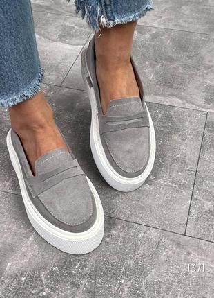 Серые женские лоферы туфли на высокой подошве утолщенной из натуральной замши