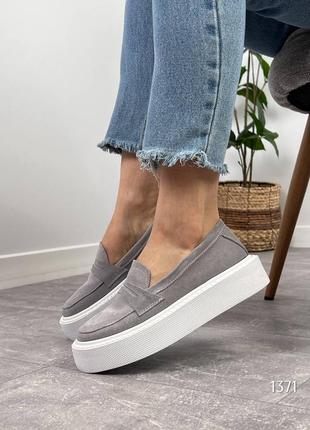 Серые женские лоферы туфли на высокой подошве утолщенной из натуральной замши